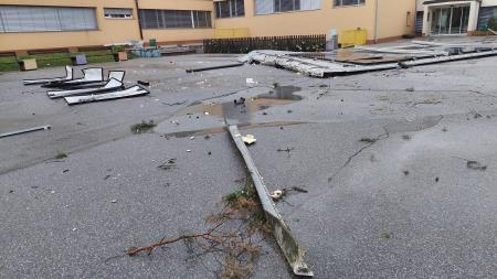 Del strehe s sončnimi paneli